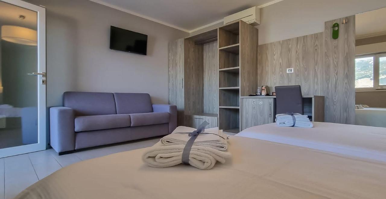 Hotel Casa Marinella Малчезине Екстериор снимка