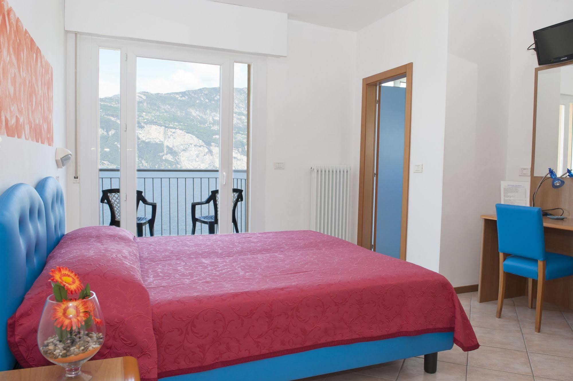 Hotel Casa Marinella Малчезине Екстериор снимка