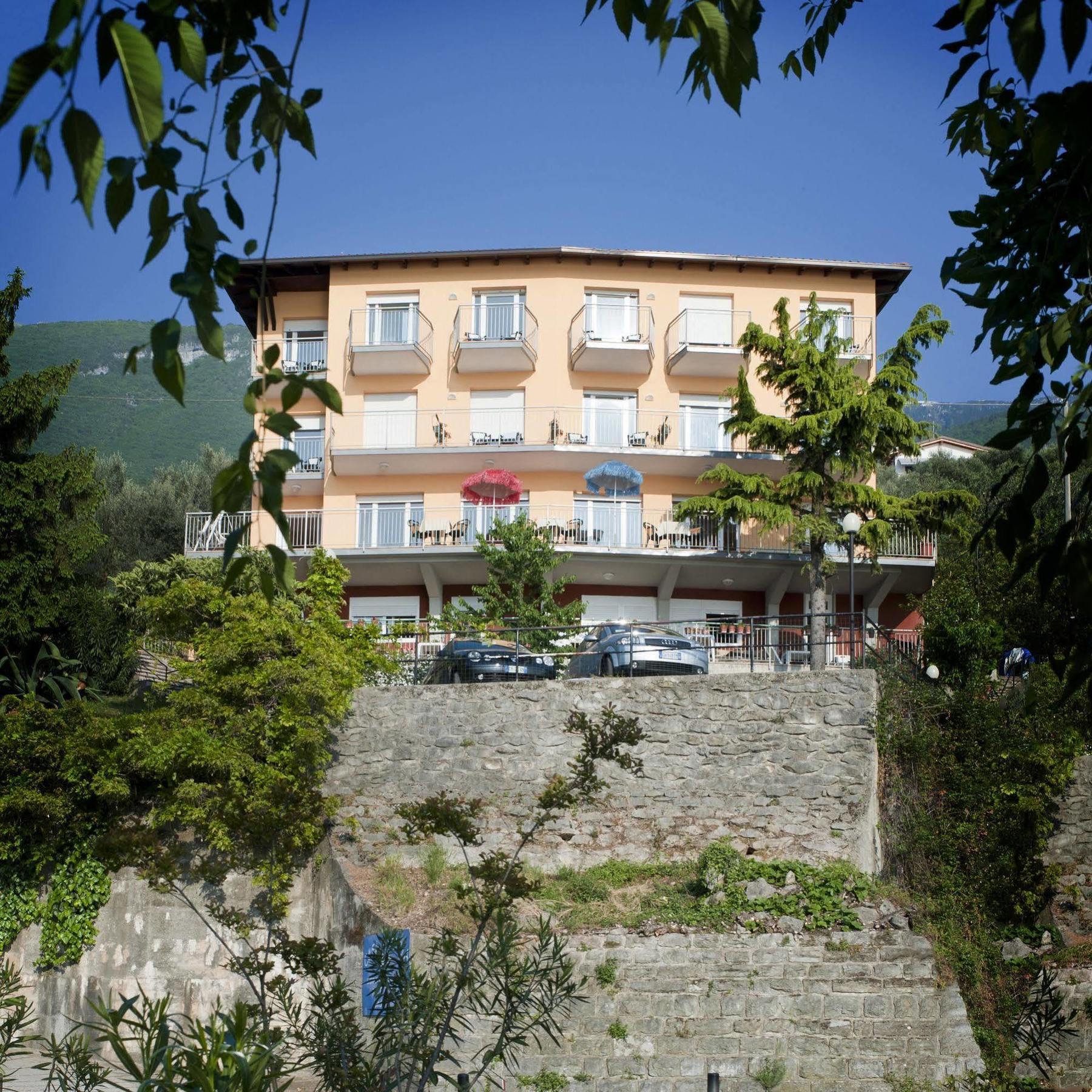 Hotel Casa Marinella Малчезине Екстериор снимка
